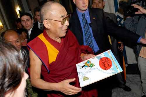 
Dalai Lama holding Tintin in Tibet book
